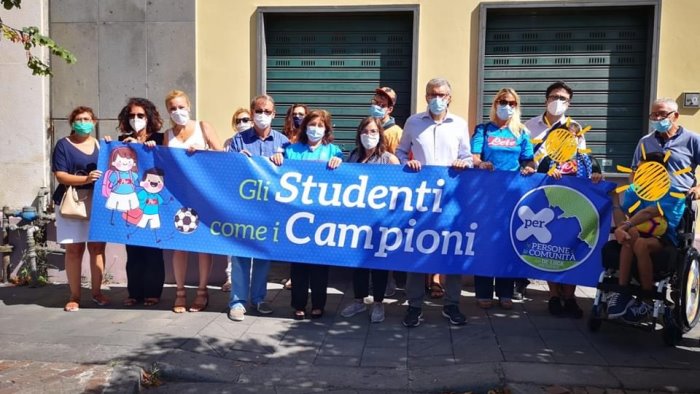 napoli sit in per tamponi agli studenti