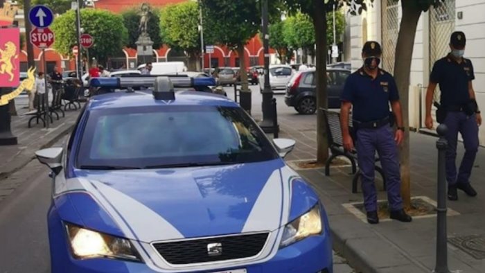 paura a nocera inferiore indiano accoltellato in strada