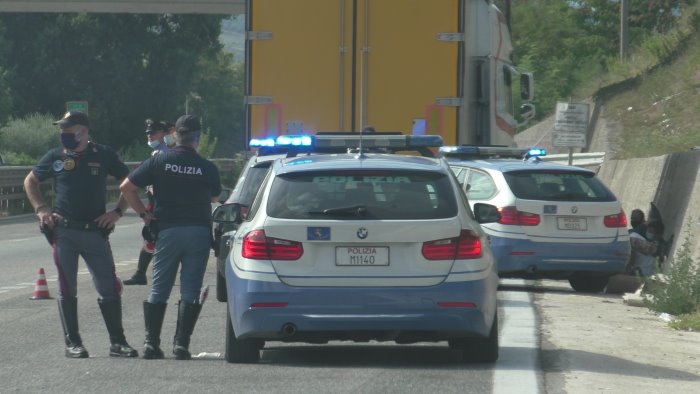 otto immigrati clandestini trovati in un camion sul raccordo