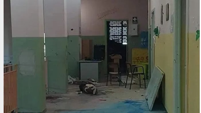 scuola devastata da vandali azzolina manda fondi a preside