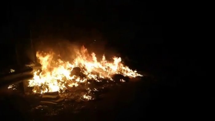 rifiuti in fiamme nella notte a grottaminarda video