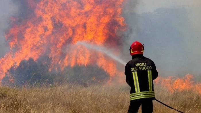 polla il fuoco divora il territorio ora c e pericolo frana