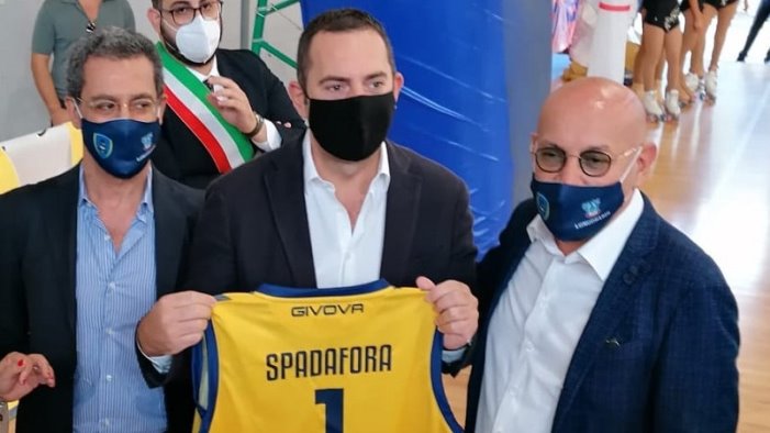 basket scafati omaggia spadafora con la maglia autografata