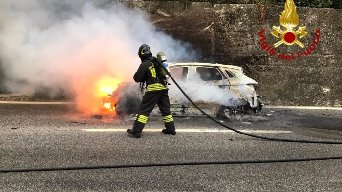 auto in fiamme sull a16 rallentamenti a monteforte