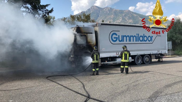 in fiamme camion con rotoli di gomma paura in via nazionale