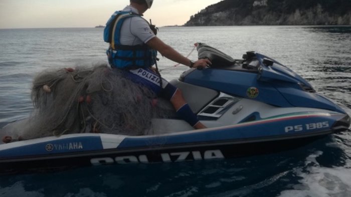 trovata e sequestrata dalla polizia rete da pesca illegale