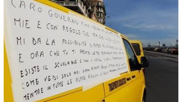 napoli protestano gli scuolabus sul lungomare