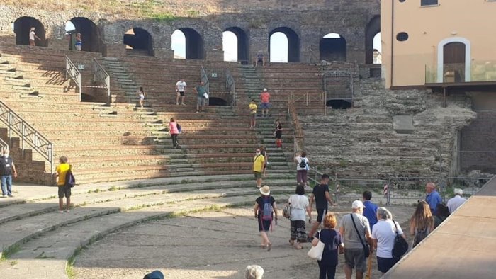 il teatro romano tiene nonostante il covid tanti visitatori