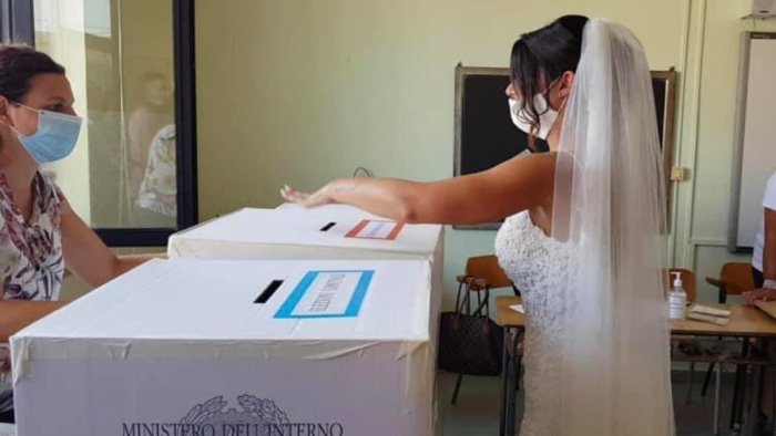 al seggio in abito bianco dopo il si la sposa va a votare