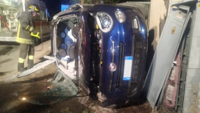 si ribalta e resta incastrato in auto paura a summonte