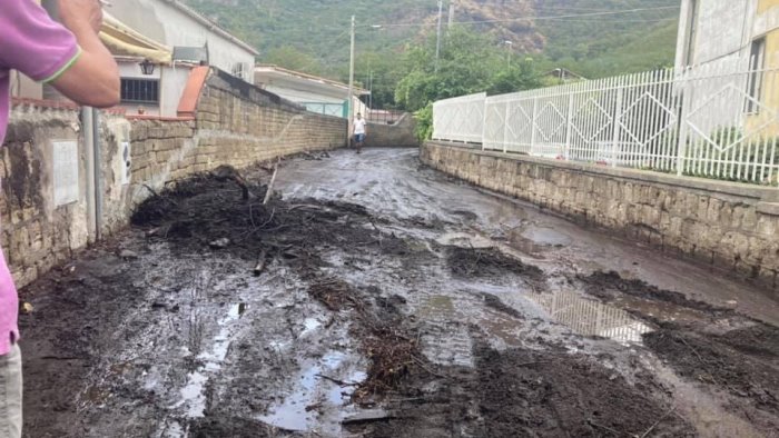 fiume di detriti e fango nocera superiore in ginocchio