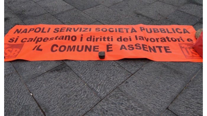 lavoratori di napoli servizi occupano il comune