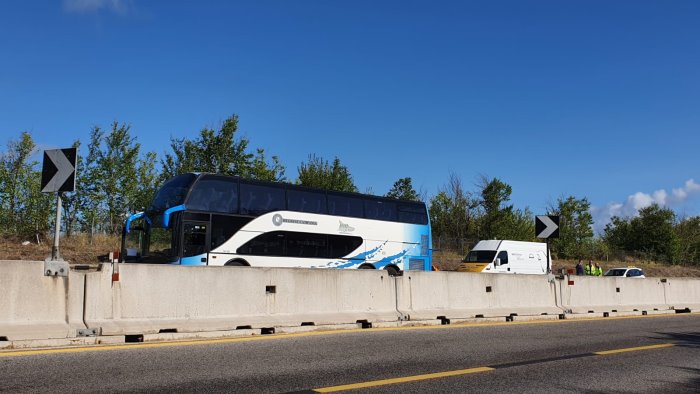 guasto in autostrada pullman fermo e passeggeri a terra