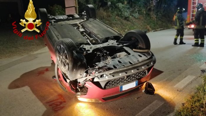 schianto fra auto una si ribalta due persone in ospedale