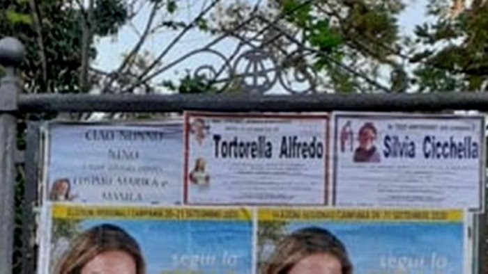 manifesti elettorali persino su bacheche funebri ad ariano