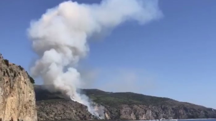 fiamme nei pressi dell ex ciclope brucia la mingardina