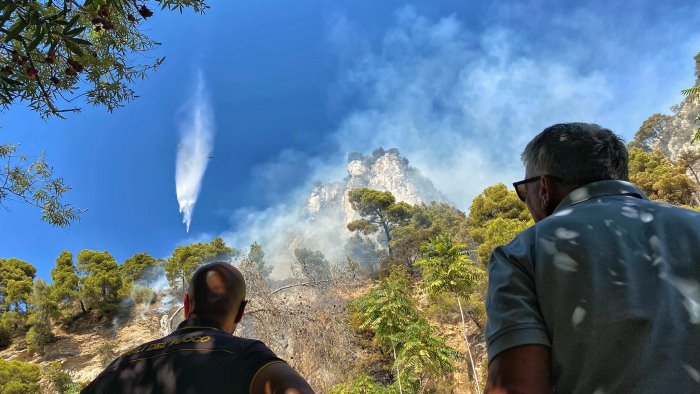 incendio sulla strada del mingardo una giornata infernale