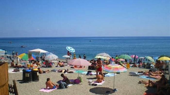 va a fare bagno e le rubano tutto cio che ha sotto ombrellone