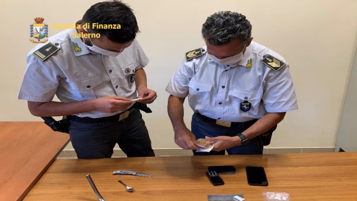 spaccio di droga divieto di dimora per un pusher di pagani