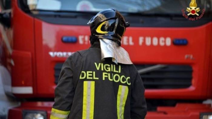 incendio a sala consilina fiamme in una mansarda