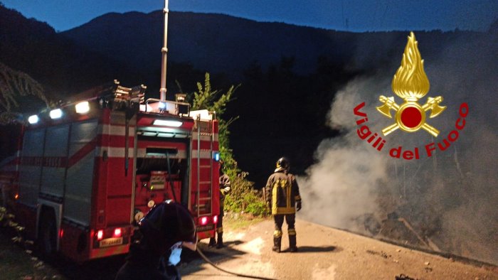 fiamme all alba a serino crolla il ponte di legno