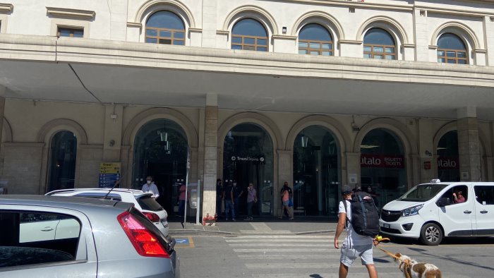 salerno la protesta no green pass e un flop stazione praticamente vuota