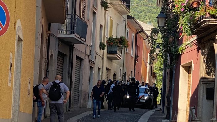 uomo barricato in casa e finito l incubo a montella preso il 32enne