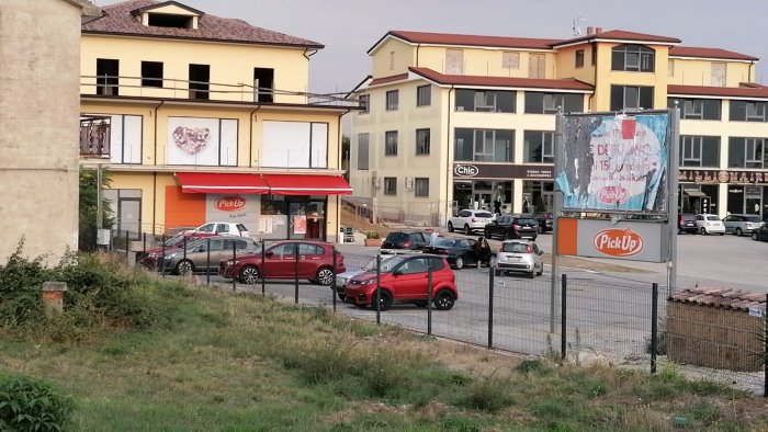 sorpresa dalle telecamere a rubare in un supermercato indaga la polizia