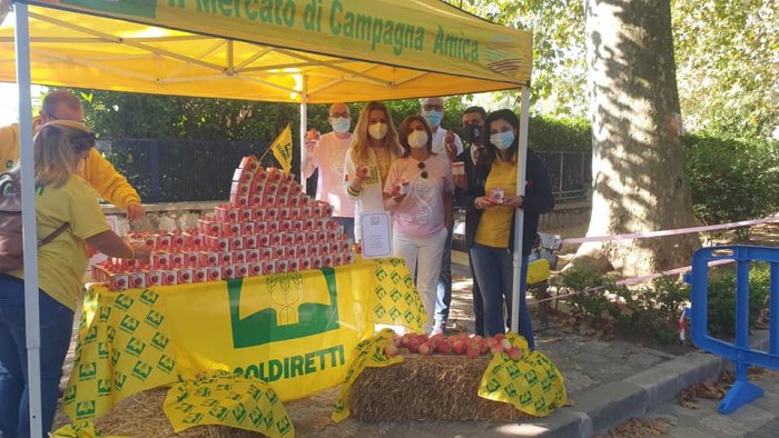 una mela al giorno leva il medico di torno coldiretti alla camminata rosa