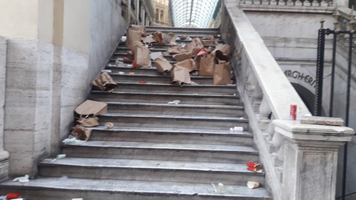 napoli galleria umberto i e colonnato piazza plebiscito invasi da rifiuti