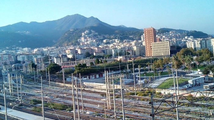 guasto sulla linea elettrica ritardi per l alta velocita napoli salerno