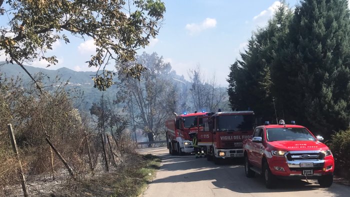 incendio a ceppaloni torna la paura vigili del fuoco e carabinieri in azione