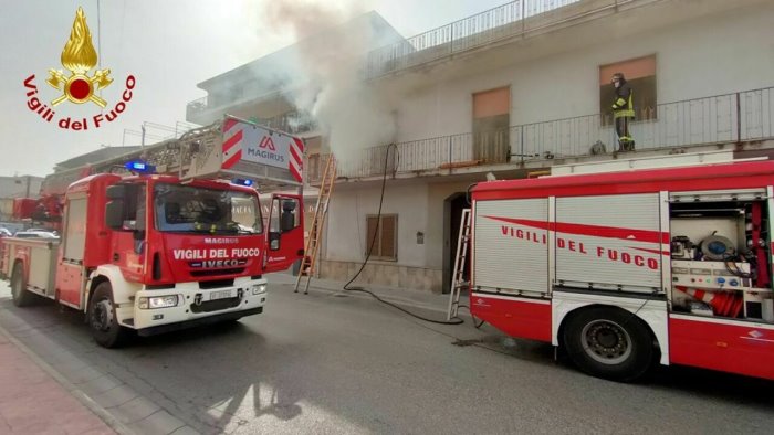 esplosione fiamme e fumo in un appartamento paura a marcianise