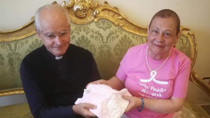 avellino cancro al seno le donne amdos consegnano al vescovo la maglietta rosa