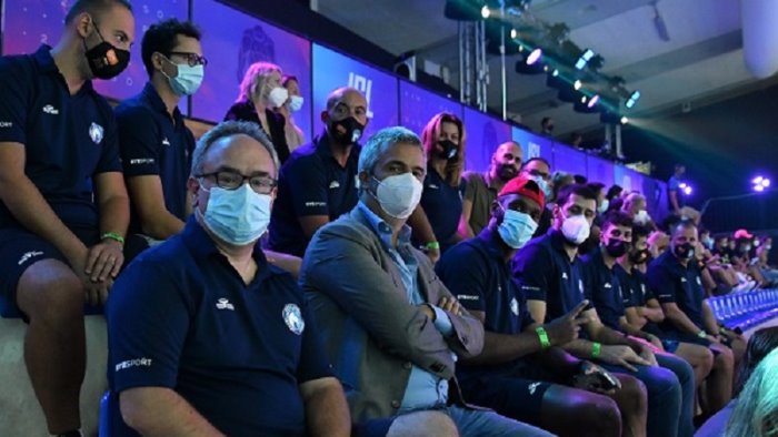 napoli basket all isl visita degli azzurri alla piscina scandone