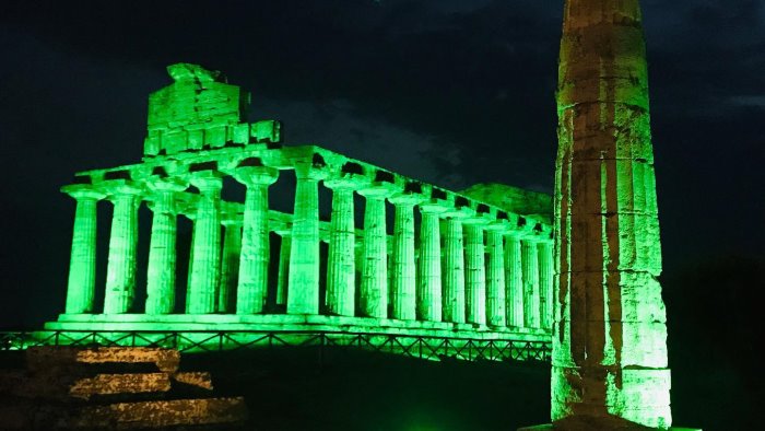 paestum tempio di athena si tinge di verde per la giornata nazionale della sla