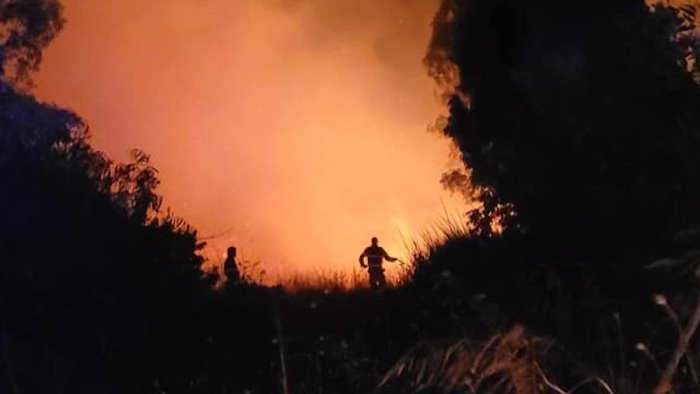 serre spaventoso incendio nella notte a valle della masseria