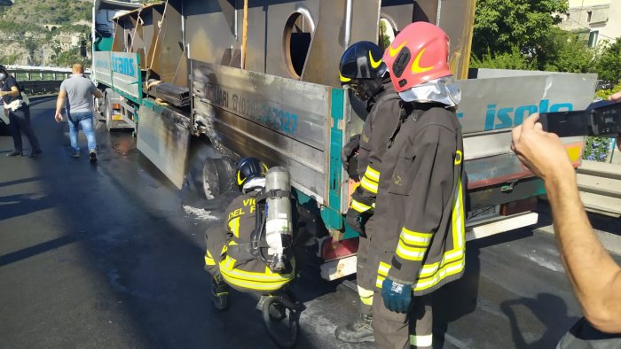 camion in fiamme sul viadotto gatto paura e traffico in tilt