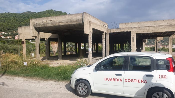 edificio a rischio crollo e discarica abusiva scatta il sequestro in cilento