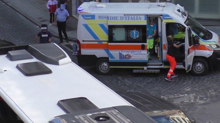 pensionato aggredito su un bus e in strada a benevento trasportato in ospedale