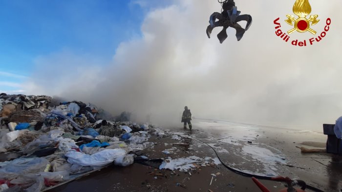 deposito di rifiuti a fuoco si contano i danni della devastazione