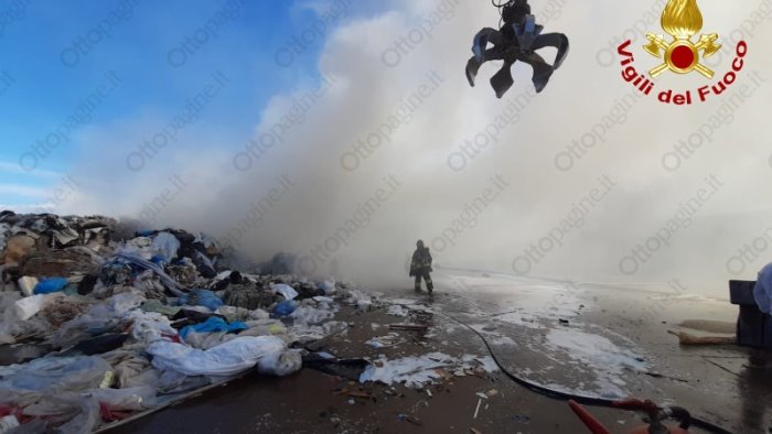 incendio albanella in fiamme plastica tessuti e pneumatici al via esami arpac