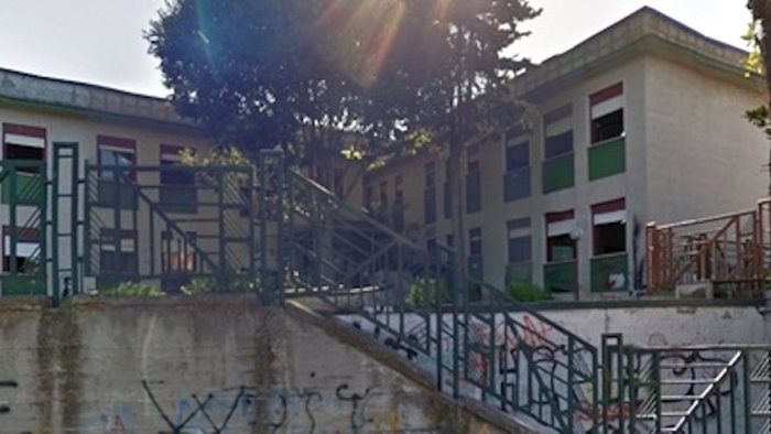 plafoniera si stacca a scuola la dirigente rassicura un caso accidentale