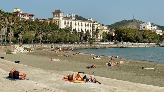 fine settembre ma non sembra a salerno spiagge ancora piene