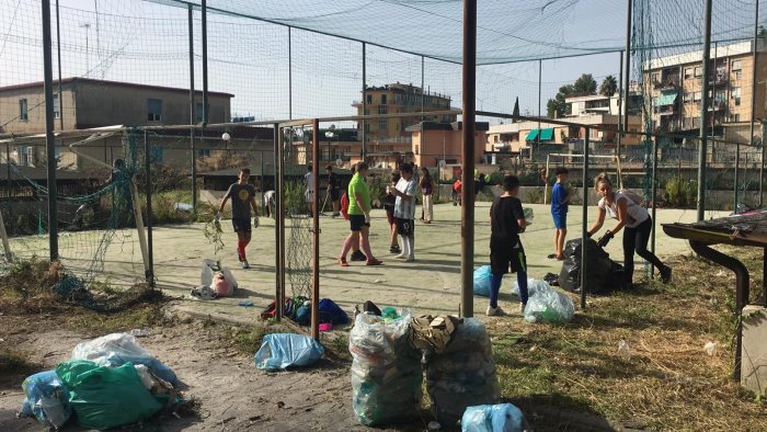 salerno i cittadini ripuliscono il parco di via camillo sorgente