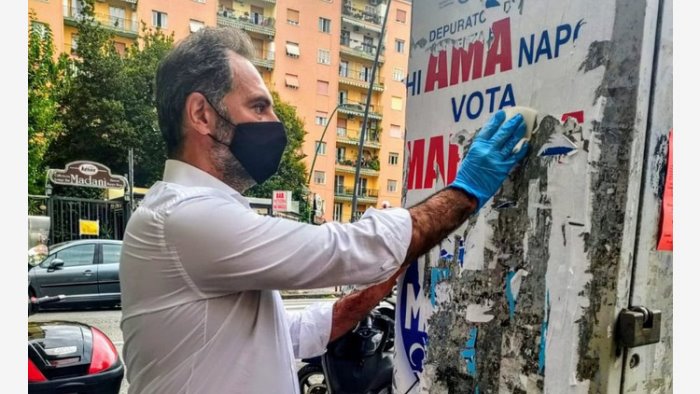 manifesti abusivi a napoi maresca li rimuovero personalmente