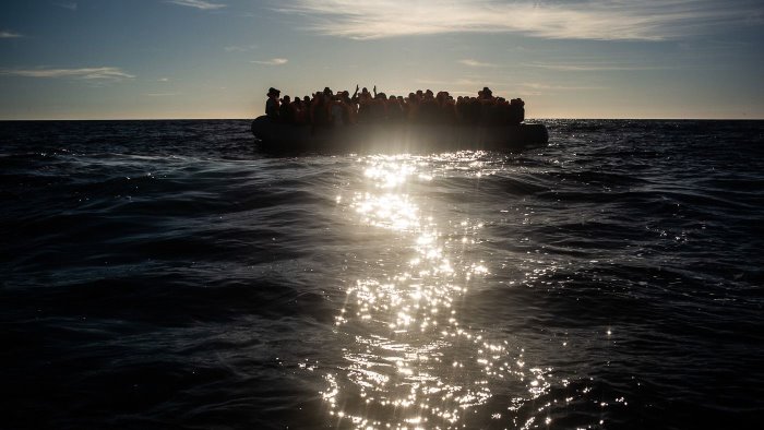 notte di sbarchi a lampedusa 686 migranti in un solo barcone