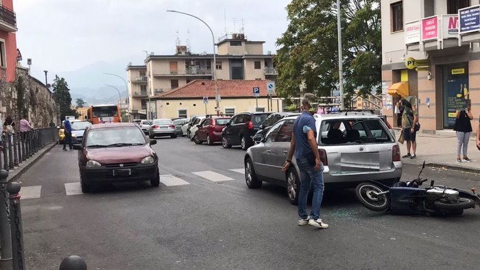 scooter contro un auto ferito un 17enne di benevento