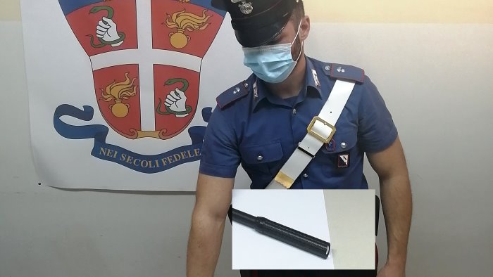 sfollagente in auto e non esibiscono documenti denunciati dai carabinieri