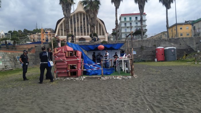 blitz di vigili capitaneria e finanza scatta il sequestro sulla spiaggia